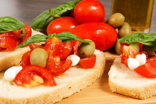 bruschetta de tomate y mozarella