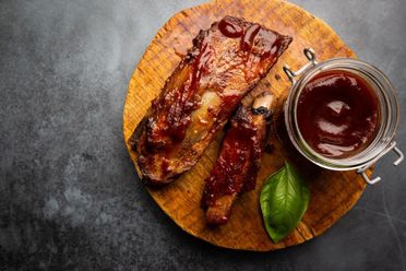 plato de madera con carne a la barbacoa